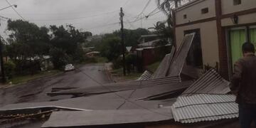 En Leandro N. Alem se registró voladuras de techos en al menos de 25 viviendas.