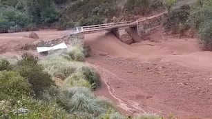 Evidenciando la fuerza del alud, a la izquierda de la imagen se advierte una enorme roca que es fácilmente arrastrada por la corriente acercándose a uno de los puentes que permiten el acceso a Caspalá, en el departamento jujeño Valle Grande.