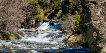 Joaquín en kayak en el río de Caviahue, Neuquén.