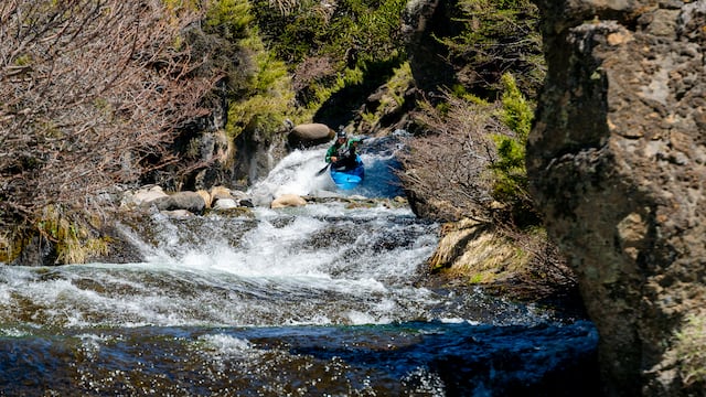 Joaquín en kayak en el río de Caviahue, Neuquén.