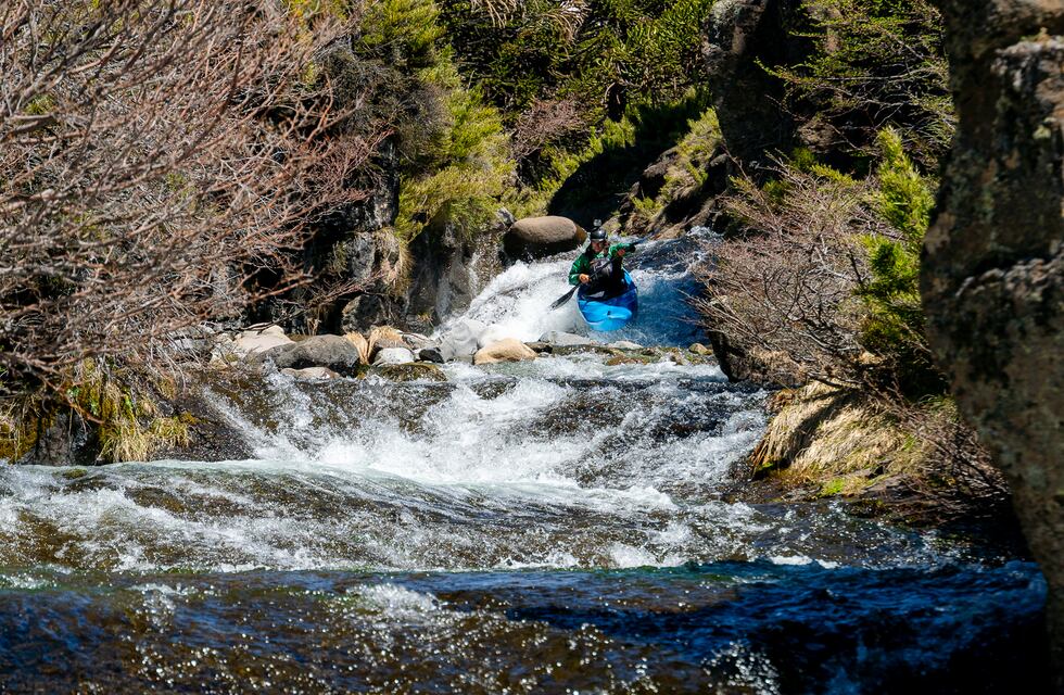 En video: el mendocino que practica kayak en río y tiene fines solidarios con los chicos de Potrerillos