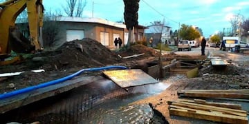 Se inundó un barrio en Neuquén por la fuga de un caño de agua potable
