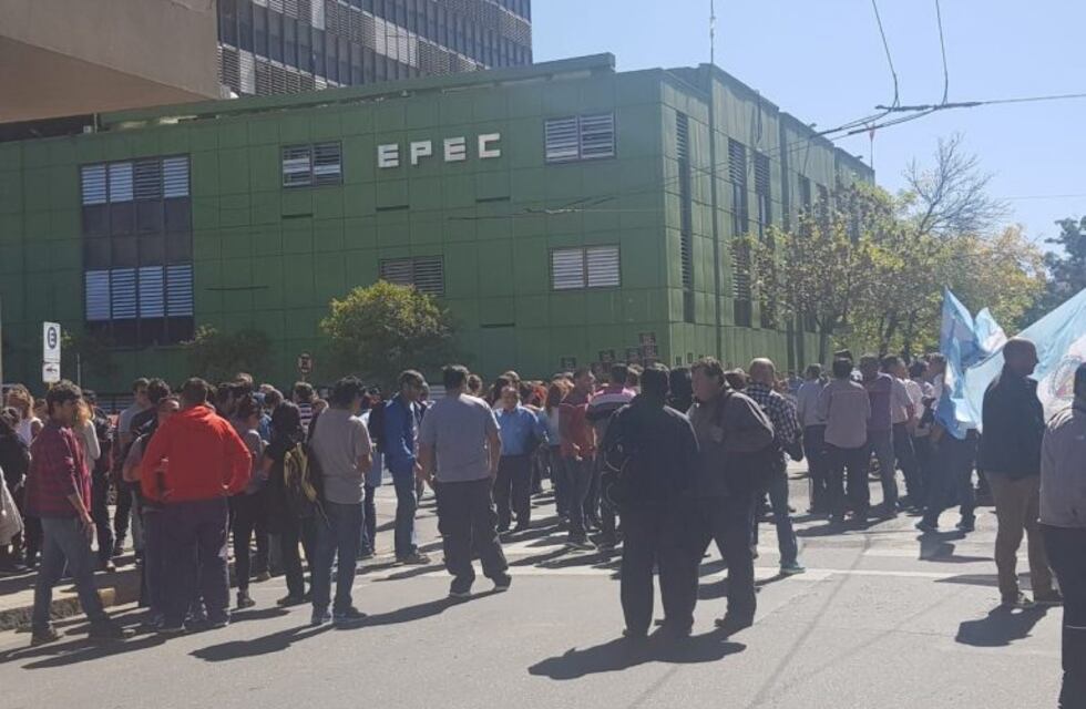 Se movilizan empleados de Epec por conflictos laborales
