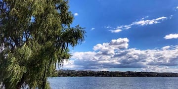 Algo de nubes en Carlos Paz\u002E (Foto: Secretaría de Turismo)\u002E