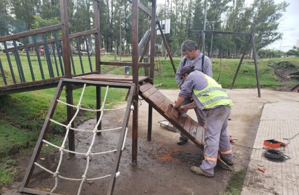 Realizan mantenimiento en los juegos del parquecito de Apadir