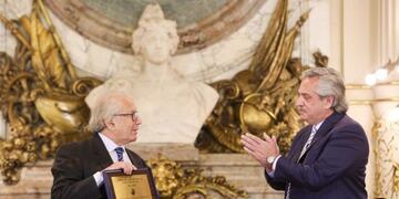 Alberto Fernández homenajeó a Pérez Esquivel a 40 años de su Premio Nobel (Foto: Clarín)