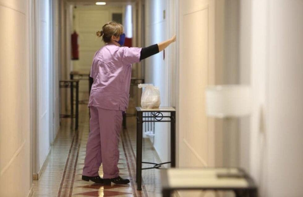 Sufre de claustrofobia y está en aislamiento obligatorio en un hotel mendocino