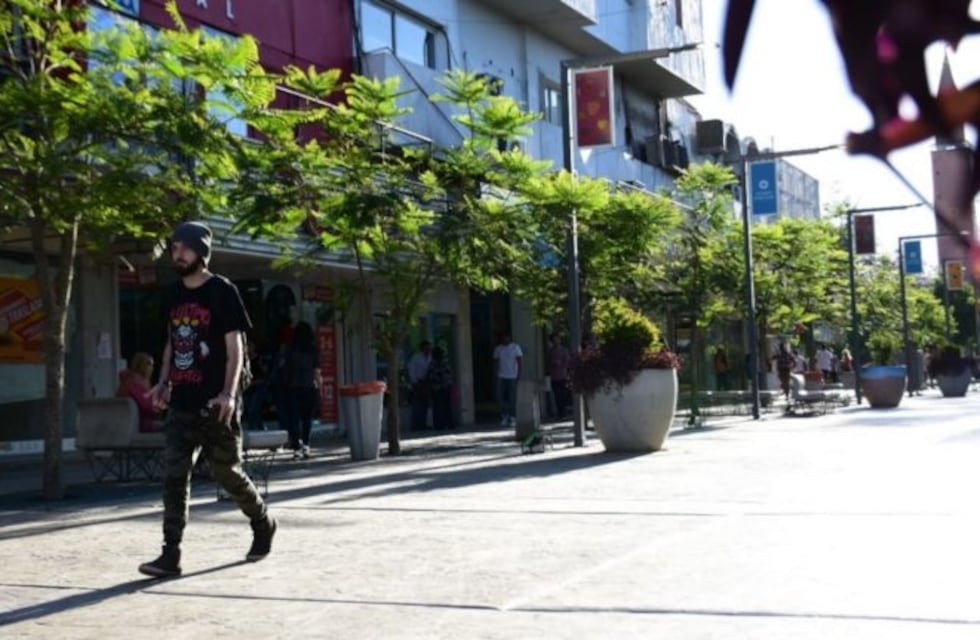 Tironeo entre los empleados de comercio y los empresarios por los horarios: el gremio, en el medio