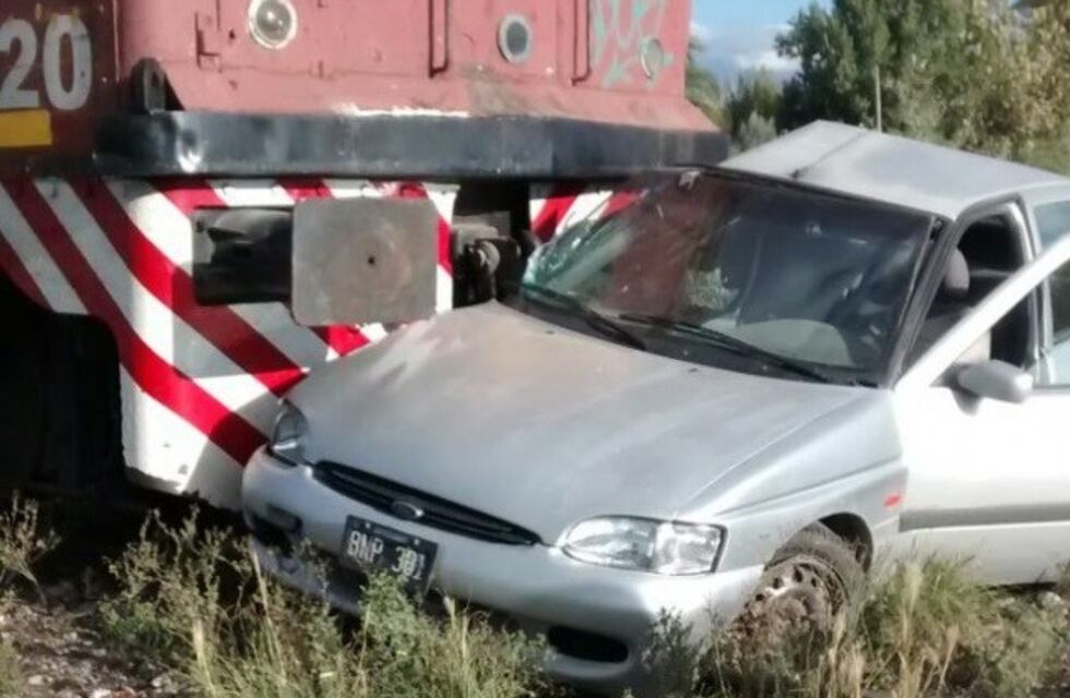 Cura se salvó tras chocar contra un tren en Maipú
