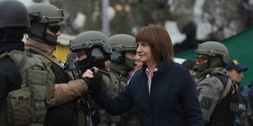 DYN13, BUENOS AIRES 30/06/2017, LA MINISTRA DE SEGURIDAD PATRICIA BULLRICH EN EL OPERATIVO EN LA VILLA 1-11-14, DEL BARRIO PORTEÑO DEL BAJO FLORES\u002EFOTO:DYN/EZEQUIEL PONTORIERO\u002E