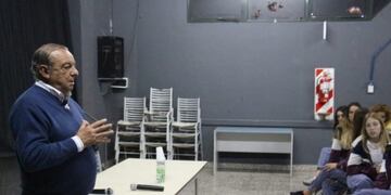 Intendente Carlos Sánchez con alumnos del Eata (prensa municipalidad)