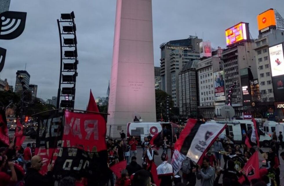 Hinchas de Newell's tiñeron de rojo y negro el Obelisco