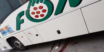 Uno de los jóvenes habría permanecido por más de dos horas debajo del colectivo, hasta que lo auxiliaron (@leoguevara80)