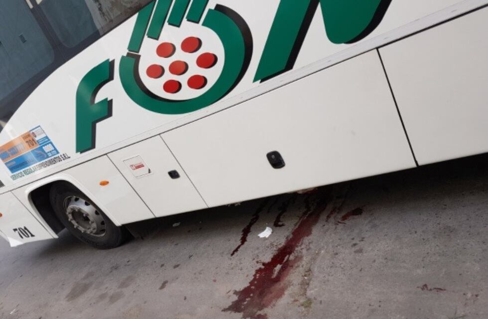 Violento choque entre una moto y un colectivo Fono Bus en barrio Alberdi