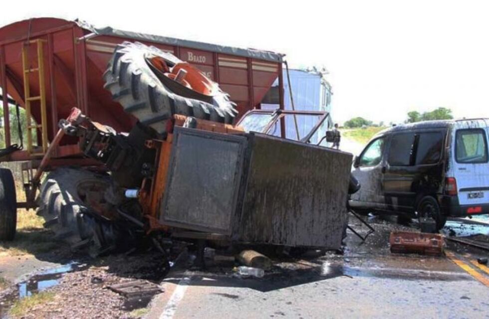 Un utilitario chocó de frente contra un tractor con un remolque cerca de General Pico