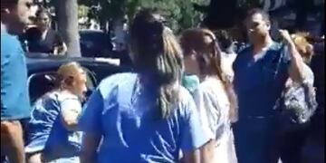 Las enfermeras la asistieron y dia luz a su hijo en la puerta del hospital\u002E