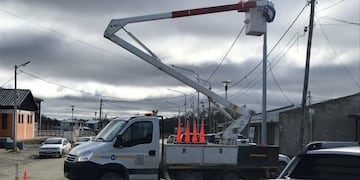 El personal de la Dirección Provincial de Energía en pleno trabajo en la ciudad de Tolhuin, Tierra del Fuego\u002E