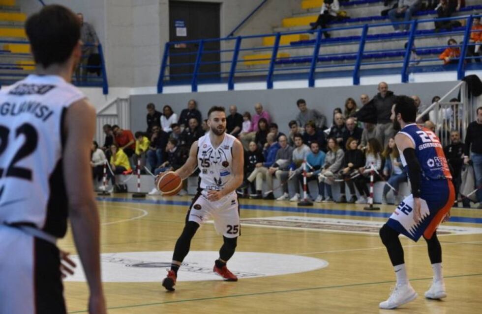 Gran noche de Pablo Bertone para el triunfo del Derthona Basket