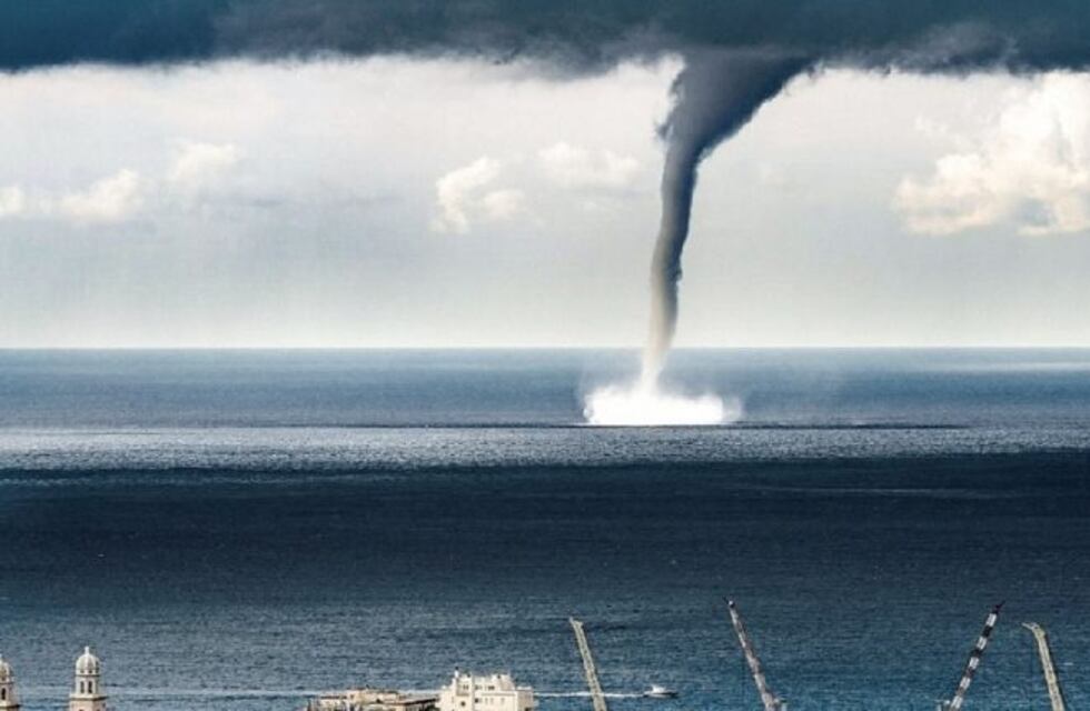 Asombrosa tromba marina atravesó el cielo de Italia