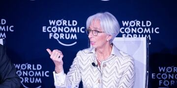 La ex directora gerente del Fondo Monetario Internacional (FMI), Christine Lagarde, habla durante la sesión \