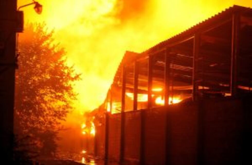 Gigantesco incendio en dos fábricas de Don Torcuato
