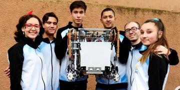 El equipo de Misiones con el robot Julito, con el que compitieron en el Mundial de Robótica de Dubai\u002E (Clarín) Imagen ilustrativa\u002E