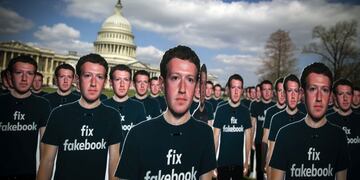 Un ejército de trolls contra el CEO de Facebook\u002E Frente al Capitolio se montó una muestra con figuras de Mark Zuckerberg a tamaño real representando las cuentas falsas\u002E\n\n\n\nCutouts of Facebook CEO Mark Zuckerberg are displayed on the South East lawn of the Capitol building ahead of testimony before a joint hearing of the Senate Judiciary and Commerce Committees in Washington, D\u002EC\u002E, U\u002ES\u002E, on Tuesday, April 10, 2018\u002E Lawmakers will grill Zuckerberg on issues ranging from the troves of data vacuumed up by app developers and political consultant Cambridge Analytica to Russian operatives' use of the social network to spread misinformation and discord during the 2016 U\u002ES\u002E presidential election\u002E Photographer: Al Drago/Bloomberg eeuu Washington  escandalo facebook Cambridge Analytica gigantografias de mark Zuckerberg frente al capitolio uso de datos de Facebook por parte de Cambridge Analytica