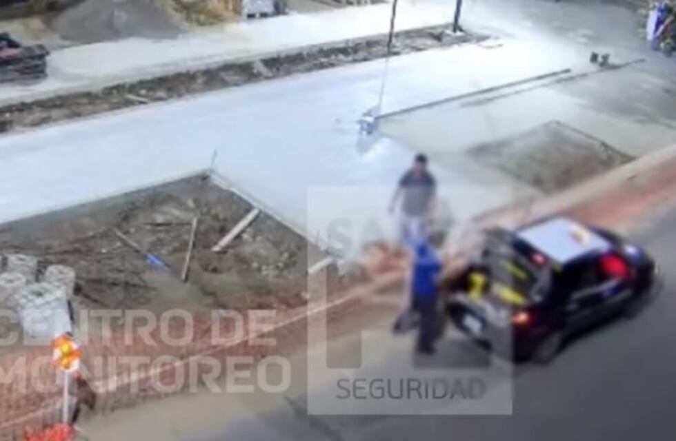 Taxista y delincuente: lo filmaron llevándose una bolsa de cemento de una obra