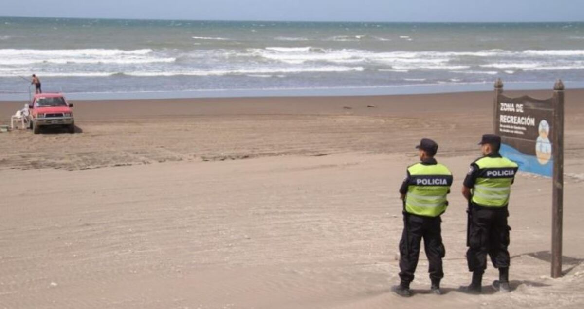 Tres mujeres denunciaron a un policía por exhibicionismo en una playa de Claromecó (Web)\u002E