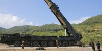 NFH02 - (COREA DEL NORTE), 28/07/2017\u002E- Fotografía fechada el 4 de julio de 2017 y cedida hoy, 28 de julio, que muestra el misil balístico intercontinental, Hwasong-14, en Corea del Norte\u002E Según varios medios de comunicación, el Gobierno de Tokio y el Pentágono confirmaron que Corea del Norte lanzó hoy el mísil balísitico hacia el Mar de Japón y que podría haber caído en aguas de la zona económica exclusiva (ZEE)\u002E EFE/Kcna FOTOGRADÍA CEDIDA POR LA AGENCIA KCNA /SÓLO USO EDITORIAL/ NO VENTA