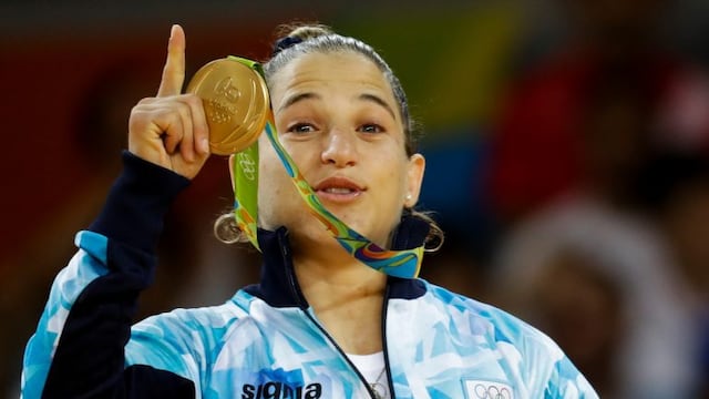 Argentina's Paula Pareto celebrates with the gold medal during the winners ceremony after the women's 48-kg judo competition at the 2016 Summer Olympics in Rio de Janeiro, Brazil, Saturday, Aug. 6, 2016. (AP Photo/Markus Schreiber) rio de janeiro brasil Paula Pareto juegos olimpicos rio 2016 judo yudo mujeres menos de 48 kilos judoca yudoca argentina ganadora medalla de oro