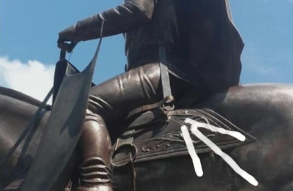 Robaron el sable de una estatua de Güemes en una plaza salteña