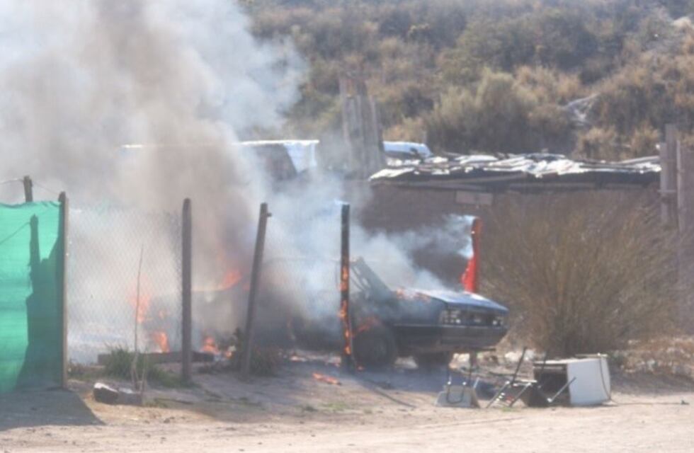 Incendian casas del presunto autor de un crimen