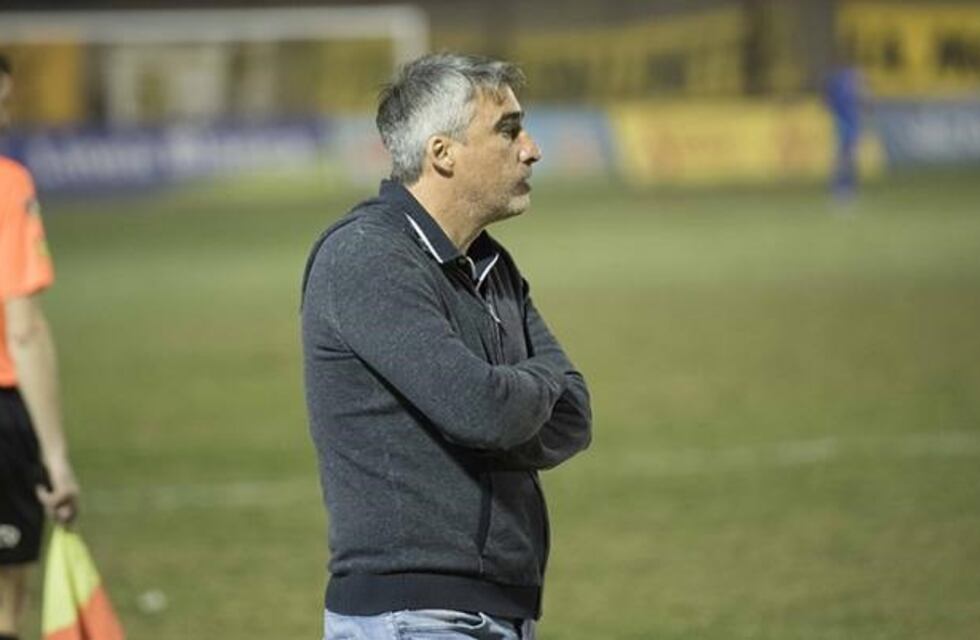 Gabriel Gómez dejó de ser el técnico de Mitre