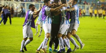 AME1886\u002E TUCUMÁN (ARGENTINA), 12/02/2020\u002E- Jugadores de Tucumán celebran luego de vencer en la definición por penaltis a The Strongest este miércoles en un partido de la Copa Libertadores entre Atlético Tucumán y The Strongest, en el estadio José Fierro en Tucumán (Argentina)\u002E EFE/Nicolás Nuñez