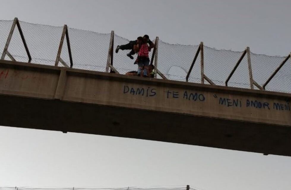 Una mujer intentó arrojarse de un puente en Los Pocitos