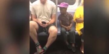 El pequeño, hipnotizado por el celular\u002E (Web)