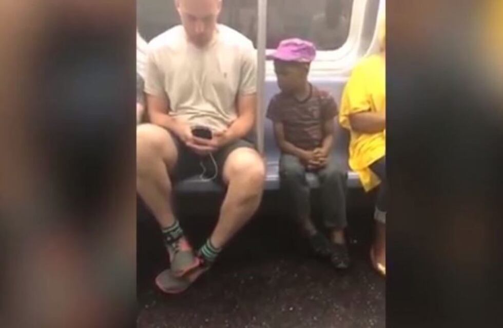 Miraba hipnotizado la pantalla del celular y se lo prestó para jugar