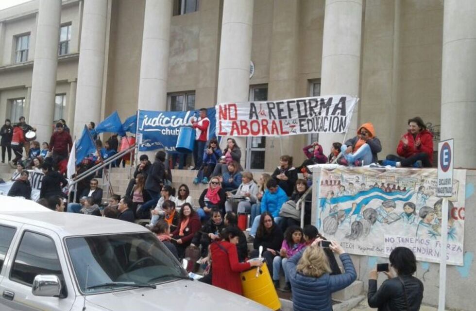 Los estatales reclamaron por el pago de salarios en el edificio de Judiciales