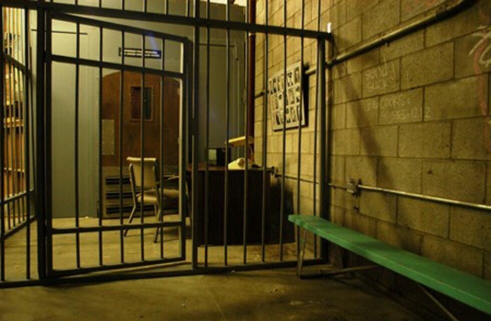 Un preso defecó y se comió sus heces