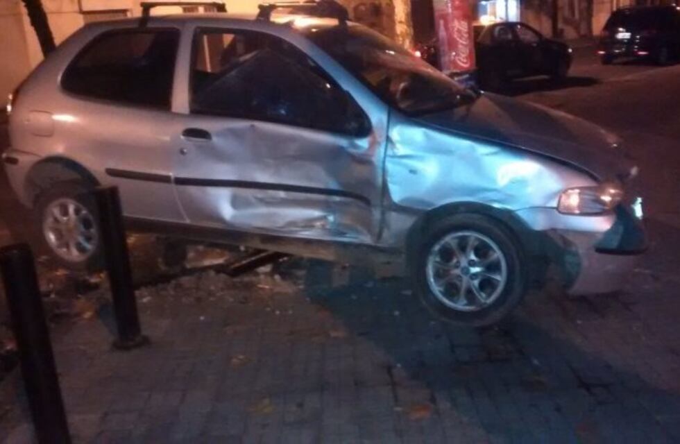 Auto quedó suspendido sobre un pretil luego de perder el control y subirse a la vereda