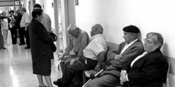 Abuelos en la sala de espera de la clínica