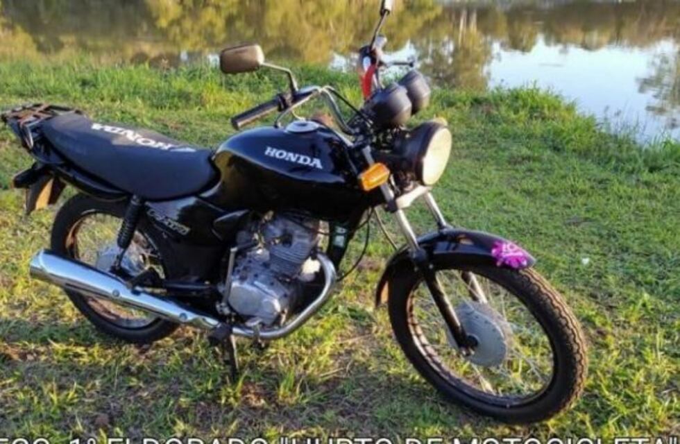 Se metió al agua en un balneario y su moto desapareció