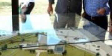 El intendente Mestre y el padre Mariano Oberlin, junto a la maqueta del nuevo Parque Educativo.