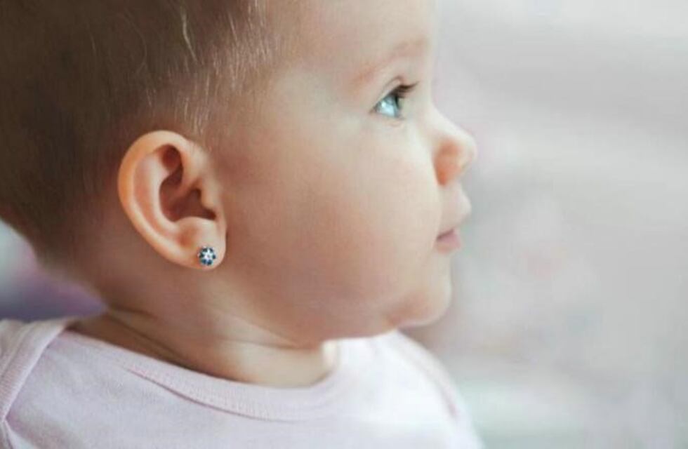 ¿Por qué no deberías perforar las orejas de tu bebé?