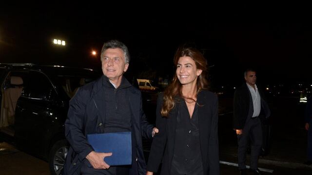 ARG10 - BUENOS AIRES (ARGENTINA), 25/4/2017.-Fotografu00eda cedida por Presidencia que muestra al mandatario de Argentina, Mauricio Macri (i), quien se embarcu00f3 hoy junto a su esposa, Juliana Awada, en un aviu00f3n con destino a Houston (Estados Unidos), donde iniciaru00e1 el miu00e9rcoles una visita oficial al pau00eds norteamericano que incluiru00e1 una reuniu00f3n con su par estadounidense, Donald Trump, informaron fuentes oficiales. El jefe de Estado y la primera dama tomaron en torno a las 23.30 hora local (2.30 GMT) un vuelo que despegu00f3 desde la estaciu00f3n militar del aeroparque metropolitano de Buenos Aires Jorge Newbery. EFE/ PRESIDENCIA / Mu00c1XIMA CALIDAD DISPONIBLE / SOLO USO EDITORIAL / NO VENTAS