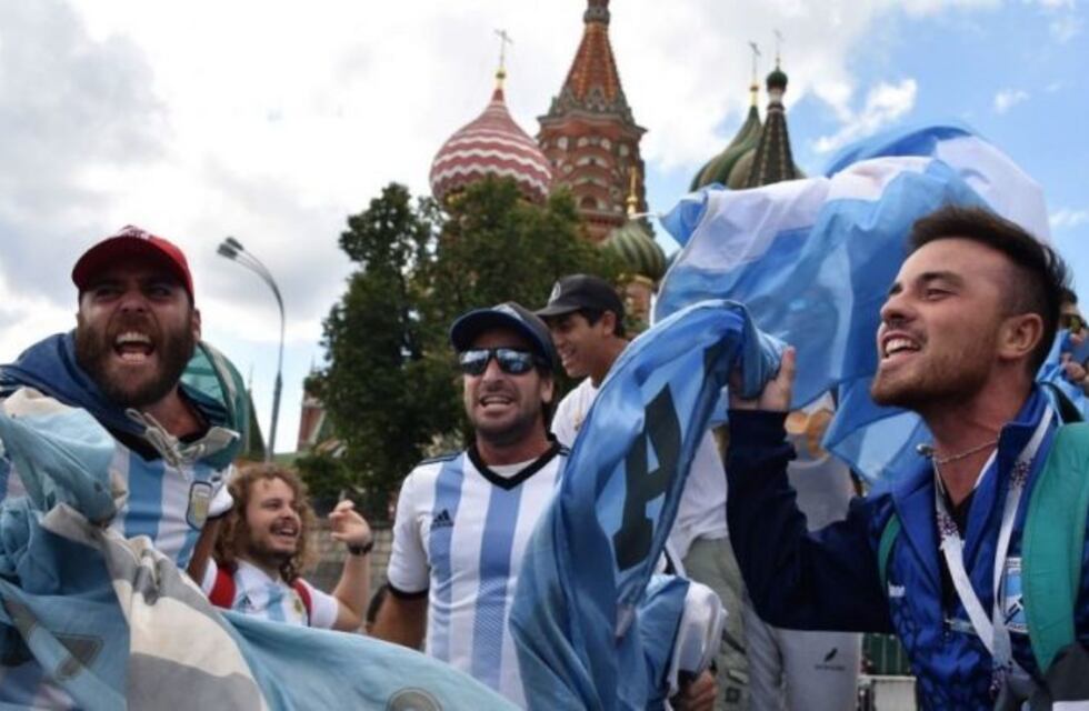 Los hinchas argentinos realizaron un banderazo en la previa del debut de la Selección