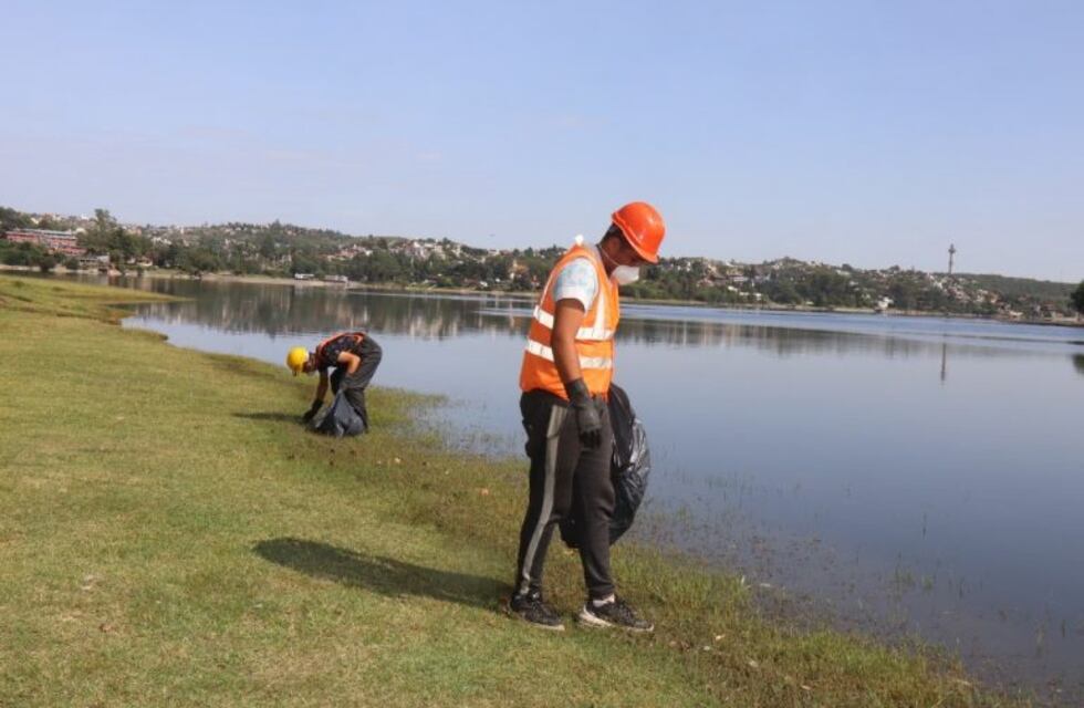 Se están realizando tareas de limpieza en las costas y aguas del río San Antonio y el lago San Roque