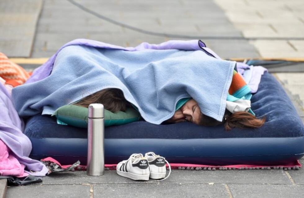 Jóvenes acampan para ver a Lali Espósito en el aniversario de La Plata