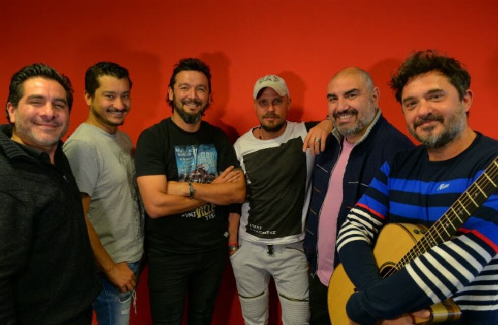 Los Tekis quedaron varados en una ruta cordobesa y los socorrieron Los Nocheros